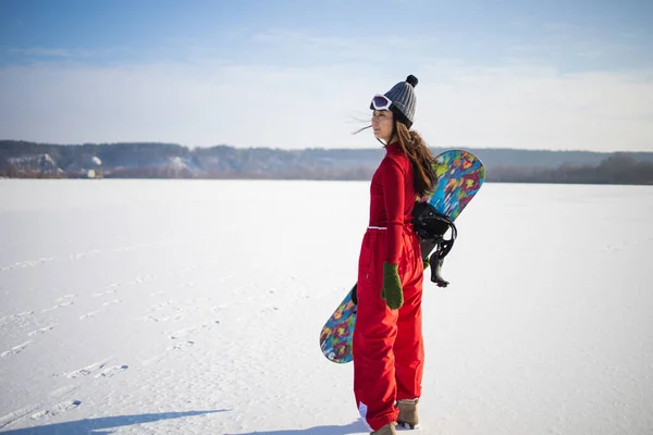 Snowboard Maskesi Takan Eşofman Giyen Asyalı Kadın Snowboard Yapıyor — Stok fotoğraf