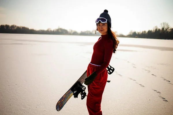 Snowboard Maskesi Takan Eşofman Giyen Asyalı Kadın Snowboard Yapıyor — Stok fotoğraf