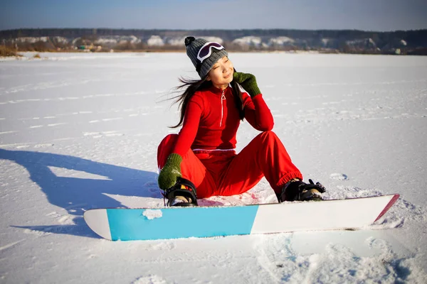 Portrait Femme Asiatique Portant Masque Combinaison Snowboard Repose Avec Snowboard — Photo