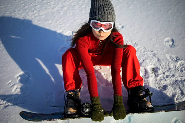 스노보드 마스크를 아시아 여성의 초상화 Tracksuit Rests Snowboarding Outdoor — 스톡 사진