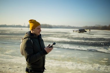 Tatilde İHA çalıştıran Genç Adam