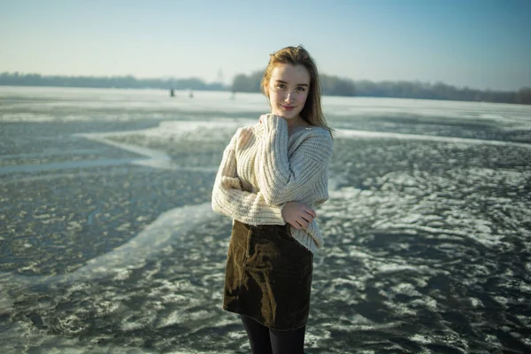 Portrét Dospívající Dívky Zimě Blízkosti Zamrzlého Jezera — Stock fotografie