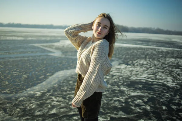 Ritratto Ragazza Adolescente Inverno Vicino Lago Ghiacciato — Foto Stock