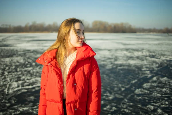 Retrato Adolescente Inverno Perto Lago Congelado — Fotografia de Stock