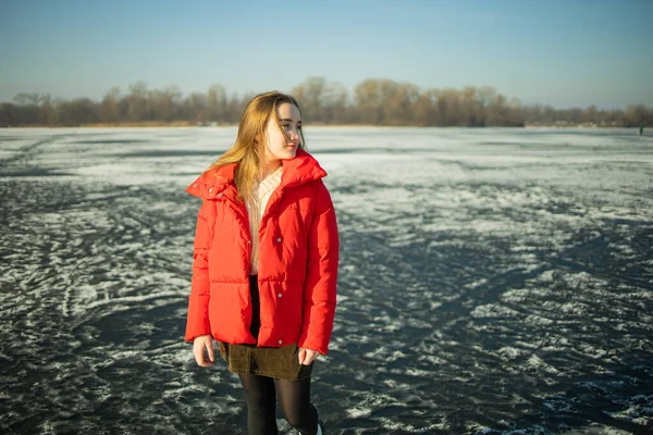 冰封湖畔冬日少女的画像 — 图库照片