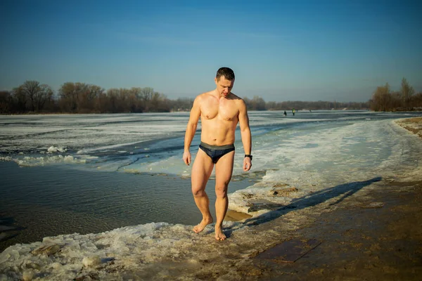 Joven Deportista Nadar Lago Invierno Agujero Hielo — Foto de Stock