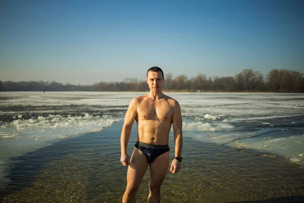 Mladý Sportovní Muž Chystá Plavat Zimním Jezeře Ledové Díře — Stock fotografie
