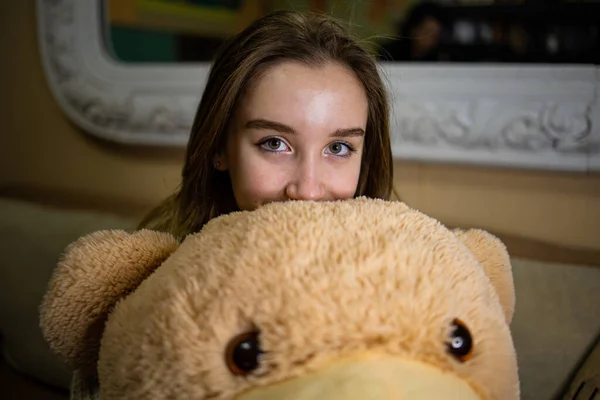 Bella Sorridente Teen Ragazza Abbracciare Grande Peluche Orso Casa — Foto Stock