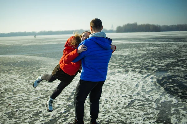 Couple Winter Forest Frozen Lake — Stock Photo, Image