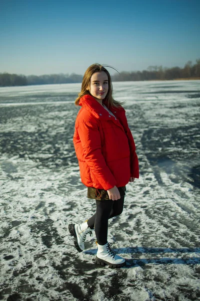 Detailní Portrét Dospívající Dívka Zimě Blízkosti Zamrzlé Jezero — Stock fotografie