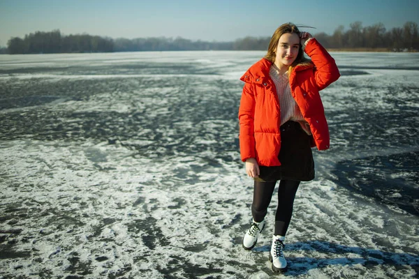 Carino Giovanissima Ragazza Rosso Inverno Vestiti Avendo Divertimento Congelato Lago — Foto Stock