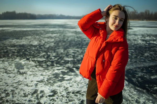 Bonito Teen Menina Vermelho Inverno Roupas Ter Diversão Congelado Lago — Fotografia de Stock