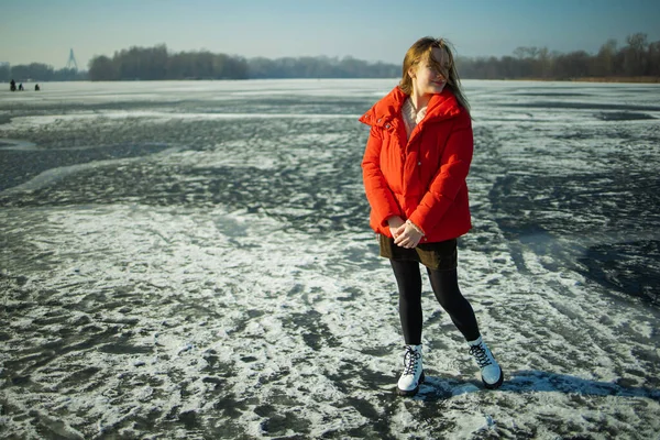 귀여운 소녀는 얼어붙은 호수에서 재미를 — 스톡 사진