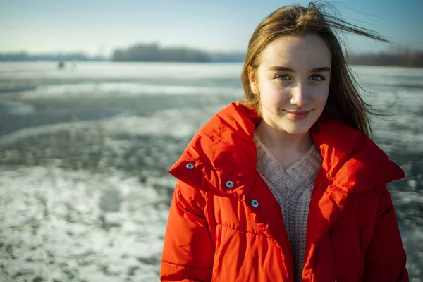 Портрет Девочки Подростка Зимой Замёрзшего Озера — стоковое фото