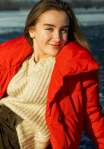 Detailní Portrét Dospívající Dívka Zimě Blízkosti Zamrzlé Jezero — Stock fotografie