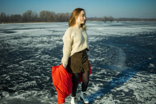 Szekrény Portré Tinédzser Lány Télen Közel Egy Fagyasztott — Stock Fotó