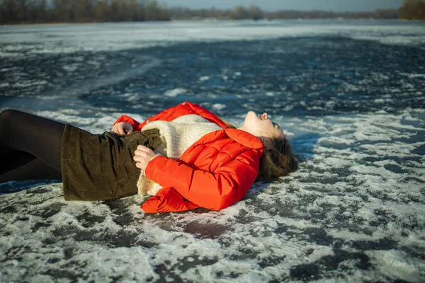 Милая Девушка Подросток Красной Зимней Одежде Развлекается Замерзшем Озере — стоковое фото