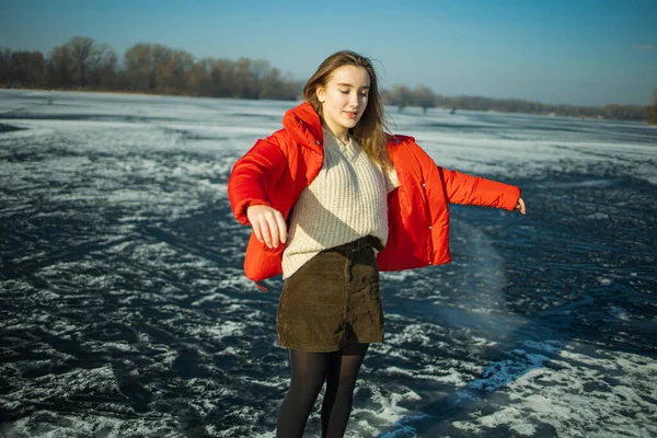 Carino Giovanissima Ragazza Rosso Inverno Vestiti Avendo Divertimento Congelato Lago — Foto Stock