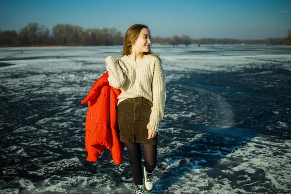 Roztomilé Dospívající Dívka Červené Zimní Oblečení Baví Zamrzlé Jezero — Stock fotografie