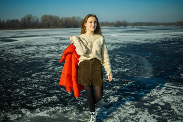 Bonito Teen Menina Vermelho Inverno Roupas Ter Diversão Congelado Lago — Fotografia de Stock