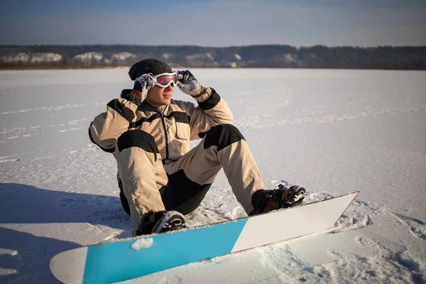 Портрет Молодого Человека Идущего Сноуборд Зимой — стоковое фото