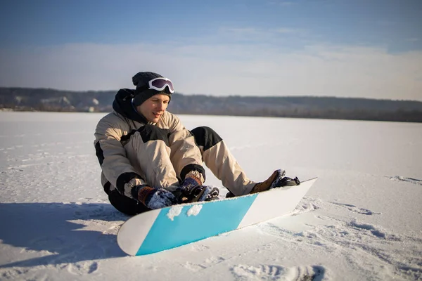 Snowboardåkare Fäster Bindning Snowboard Innan Nedförsbacke — Stockfoto