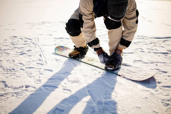 Snowboarder Rögzíti Kötése Snowboard Előtt Downhill — Stock Fotó