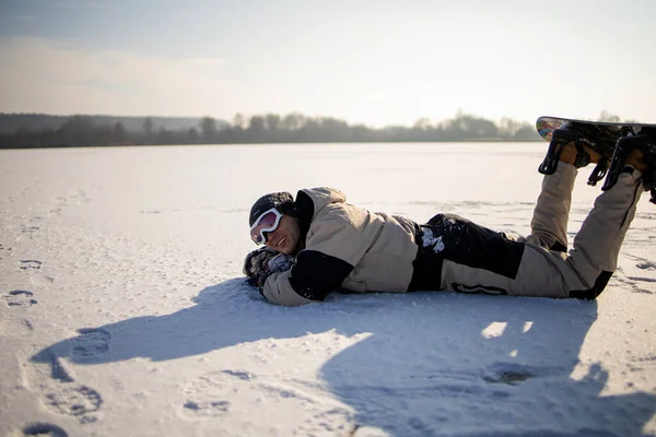 Молодой Сноубордист Упал Землю — стоковое фото
