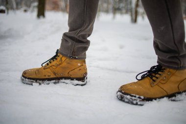 Sarı Çizmeli Erkek Ayaklar Kışın Yürüyor