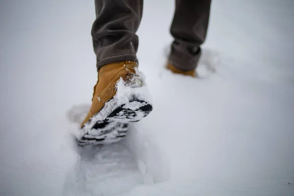 Мужские Ноги Жёлтых Сапогах Зимой Ходят Снегу — стоковое фото