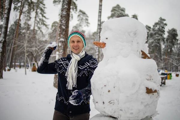 Chapeau Tricoté Gai Hipster Homme Gants Chauds Jouer Avec Neige — Photo