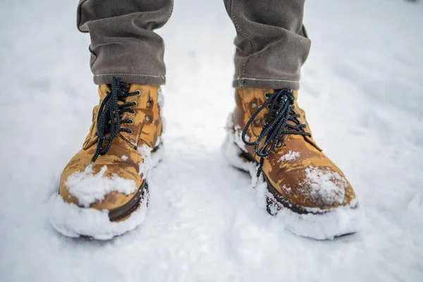 Мужские Ноги Жёлтых Сапогах Зимой Ходят Снегу — стоковое фото