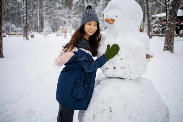 Jovem Ásia Mulher Jogar Perto Grande Boneco Neve Inverno Parque — Fotografia de Stock