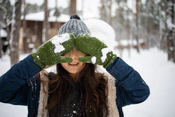 Genç Asyalı Kadın Kışın Park Büyük Kardan Adam Yanında Oynuyor — Stok fotoğraf