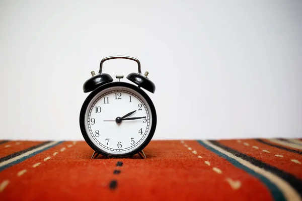 Old Retro Style Alarm Clock Table Copy Space — Stock Photo, Image