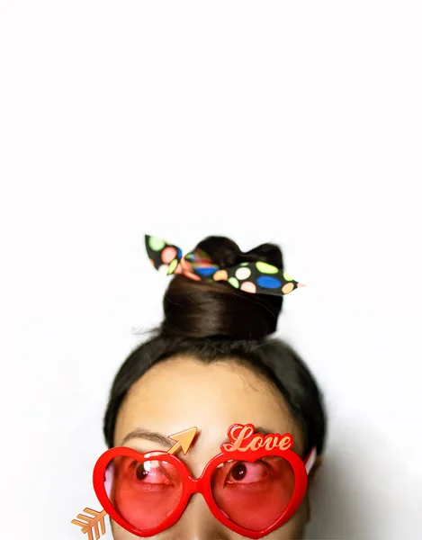 Vicces Aranyos Ázsiai Lány Rózsaszín Szív Alakított Szemüveg Boldog Valentin — Stock Fotó