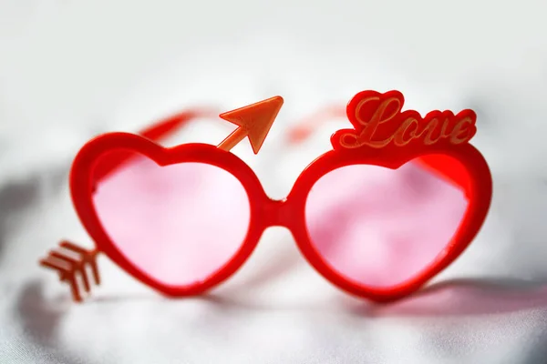 Ένα Ζευγάρι Ροζ Γυαλιών Σχήμα Καρδιάς Βιολετί Φακούς — Φωτογραφία Αρχείου