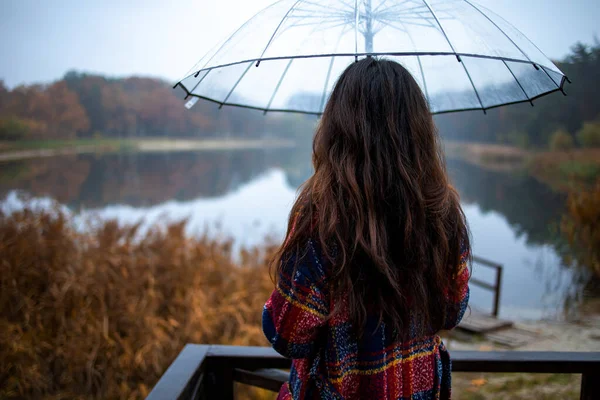 Lonely Fille Triste Sur Lac Avec Parapluie Par Mauvais Temps — Photo