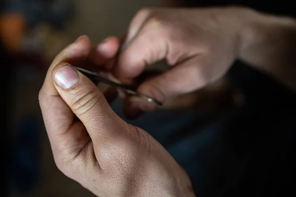 Corta Unhas Jovem Corta Suas Unhas Com Tesouras Prego — Fotografia de Stock