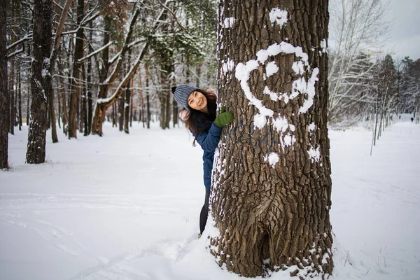 Ásia Menina Jogar Por Jogar Bolas Neve Partir Atrás Árvore — Fotografia de Stock