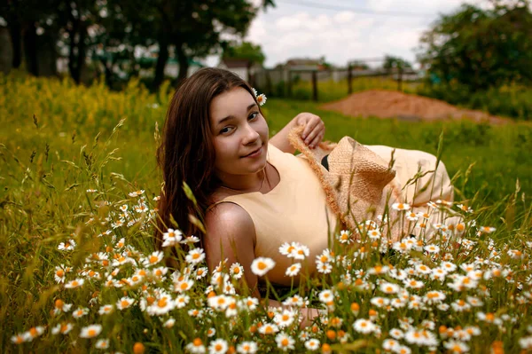 Gros Plan Portrait Une Jolie Jeune Femme Romantique Couchée Dans — Photo