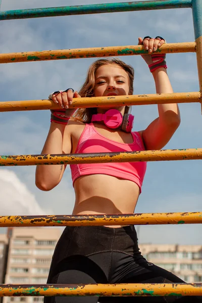 Young Caucasian Athletic Woman Sport Playground — Stock Photo, Image