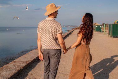 Romantik Mutlu Çoklu Etnik Çiftler Sahilde Gün batımında Aşıklar