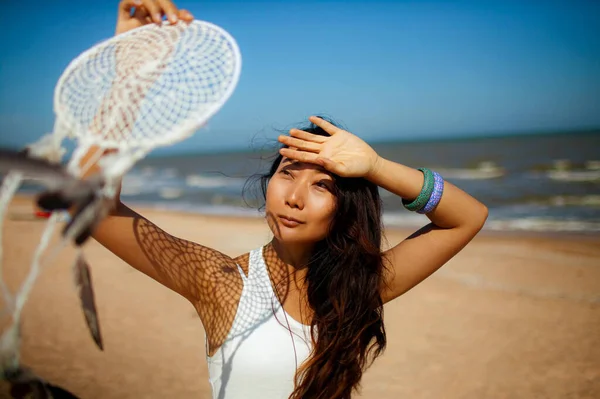 Kaygısız Boho Kızı Beyaz Yaz Elbiseli Hilding Düş Yakalayıcı Sahilde — Stok fotoğraf