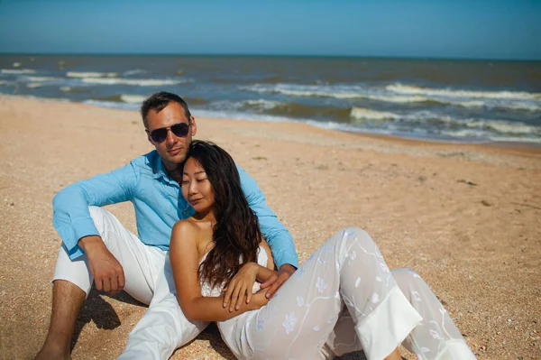 Romantisch Gelukkig Multi Etnisch Paar Het Strand Verliefd Bij Zonsondergang — Stockfoto