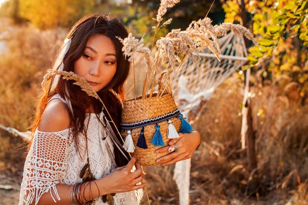 Sunny Field Beyaz Giyen Ciddi Boho Kadını — Stok fotoğraf