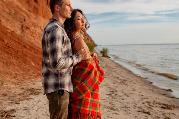 Ρομαντικό Ευτυχισμένο Πολυ Εθνοτικό Ζευγάρι Στην Παραλία Ερωτευμένοι Στο Ηλιοβασίλεμα — Φωτογραφία Αρχείου