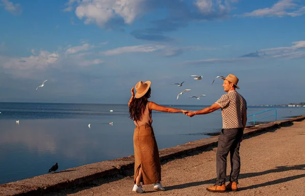 Ρομαντικό Ευτυχισμένο Πολυ Εθνοτικό Ζευγάρι Στην Παραλία Ερωτευμένοι Στο Ηλιοβασίλεμα — Φωτογραφία Αρχείου