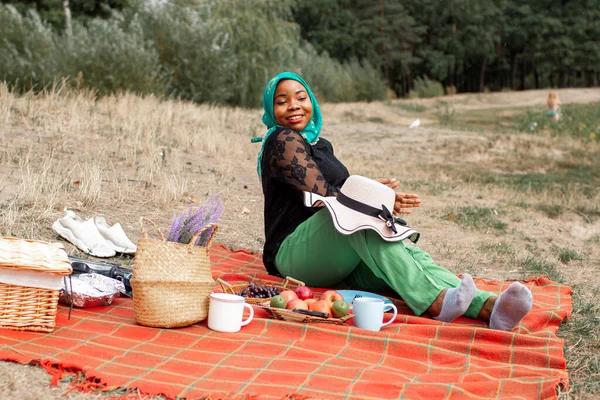 Афро Мусульманская Американская Леди Ест Вкусный Овощной Салат Пикнике — стоковое фото