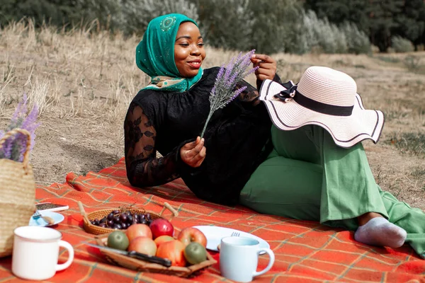 Афро Мусульманская Американская Леди Ест Вкусный Овощной Салат Пикнике — стоковое фото